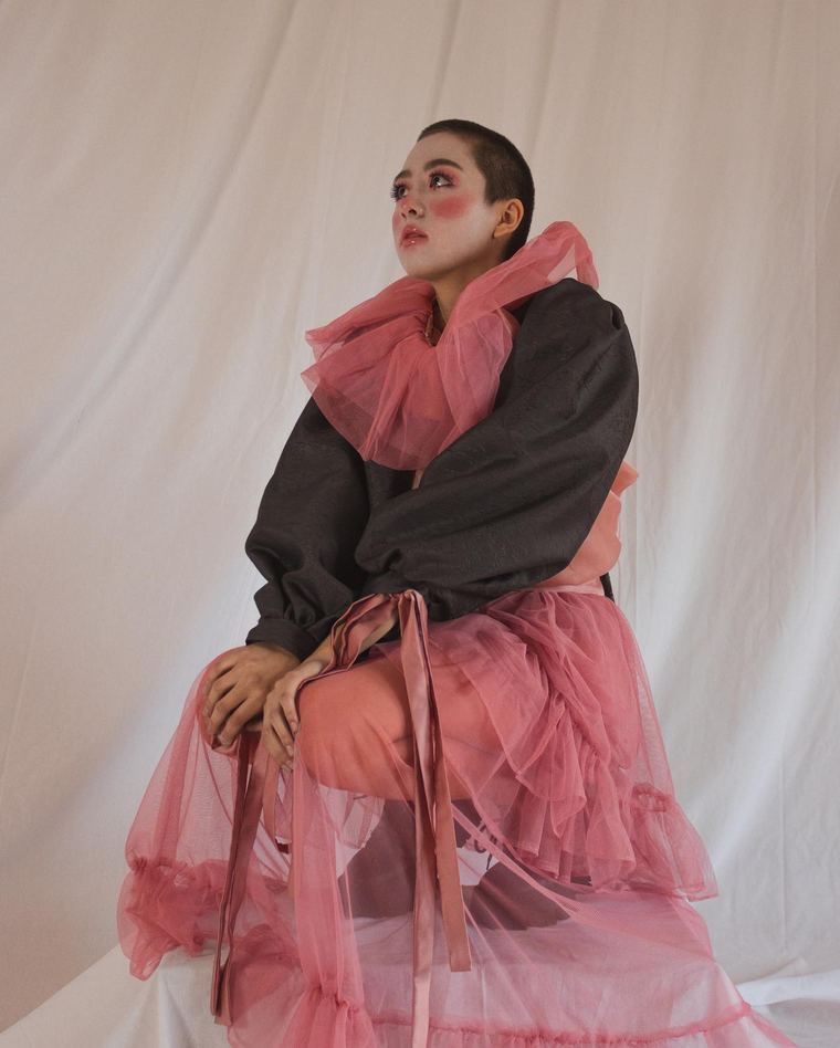Pink ruffle collar, looking up